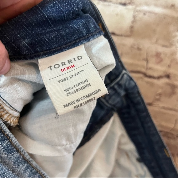 Torrid jean medium wash shorts size 16 - Picture 5 of 5